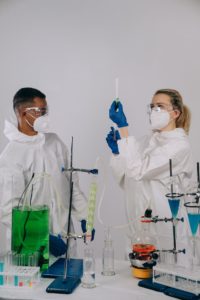 ingénieurs chimistes dans un laboratoire